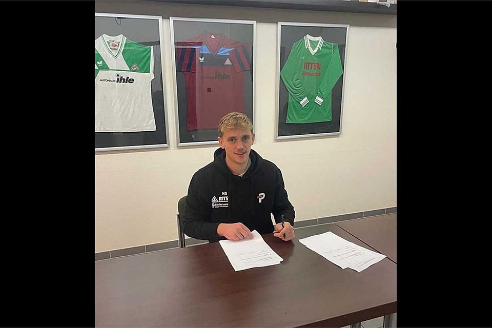 Hinrich Schröder nach der Vertragsunterschrift. Hinrich Schröder nach der Vertragsunterschrift.