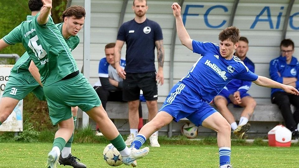 Der FC Aich (in Blau) im Spiel gegen den FC Penzberg (grüne Trikots).
