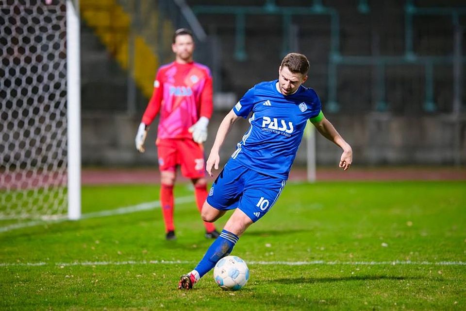 Kapitän Benjamin Baier sollte bei der Viktoria nicht nur auf dem Platz Verantwortung übernehmen. Genauso wie Max Grün (im Hintergrund) rückte er im Frühjahr in den Trainerstab. Dies wurde am Freitag wieder rückgängig gemacht (Archiv).	Foto: IMAGO/DiZ-PiX