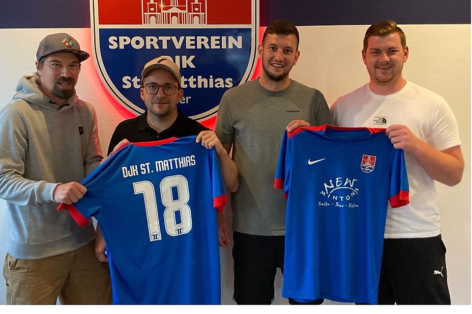 Wieder da: Andreas Schirmer (links) und Marc Pasucha (rechts) von der sportlichen Leitung der DJK St. Matthias Trier begrüßen die beiden Rückkehrer Jan Näckel (2.v.l.) und Michael Carsten Blau.