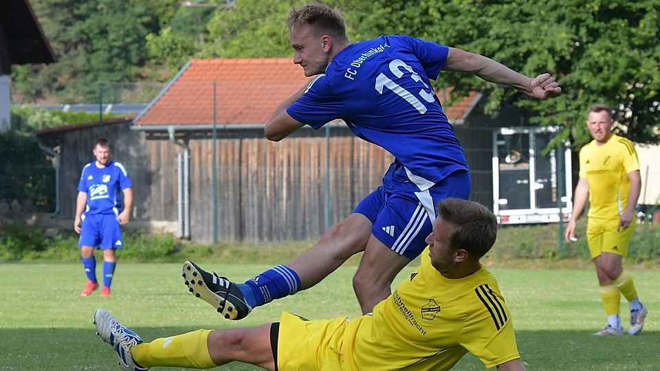 Jakob Blank (in blau) ist in dieser Saison die Lebensversicherung des FC Oberhinkofen.