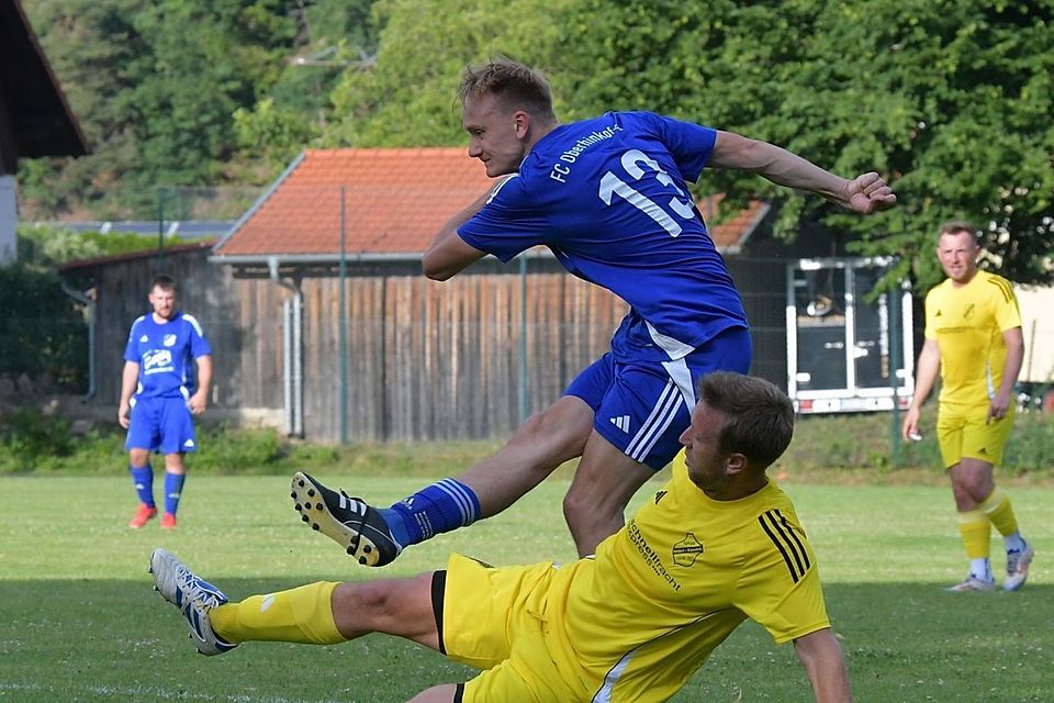 Jakob Blank (in blau) ist in dieser Saison die Lebensversicherung des FC Oberhinkofen. Jakob Blank (in blau) ist in dieser Saison die Lebensversicherung des FC Oberhinkofen.