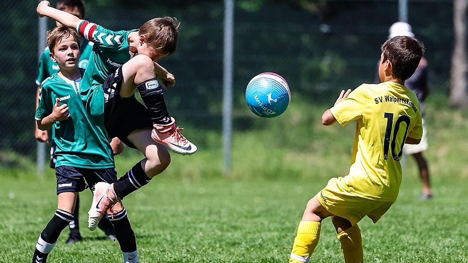 Sprung- und schussgewaltig zeigten sich die Fußballer des FC Erding (l.) in der Zwischenrunde. Am Sonntag treten sie mit acht weiteren Teams in Lengdorf im Kreisfinale an.