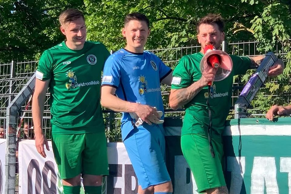 Ließen sich nach dem letzten Heimspiel am Zaun feiern (von links nach rechts): Jonas Bayerlein, Sebastian Heid und Michael Belzner.