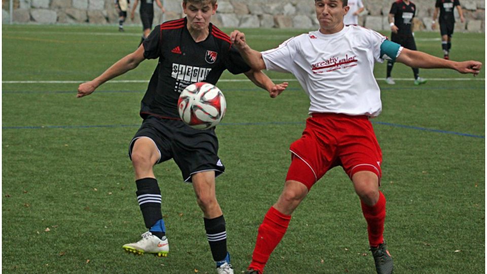 Mit Blick auf die Torproduktion muss sich der TuS um Kapitän Tobias Wagner (rechts) nicht vor Spitzenteams wie Bad Bellingen verstecken. | Archivfoto: Matthias Konzok