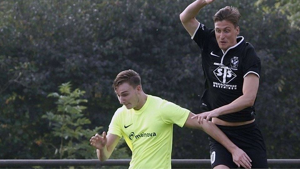 Zu spät kommt der Geinsheimer Julian Schmidt (rechts) gegen den Astheimer Yannic von Räsfeld . Die SV 07-Reserve und der SCA trennen sich in der A-Liga mit 1:1.	Foto: Vollormat/André Dziemballa