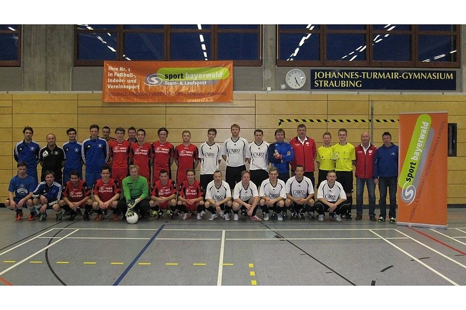 Der Turniersieger ASV Degernbach (rote Spielkleidung), der 2. TSV Bogen II (blaue Spielkleidung) und der 3. VfB Straubing (weiße Spielkleidung) , ganz rechts Stefan Nagengast von Sport Bayerwald und d