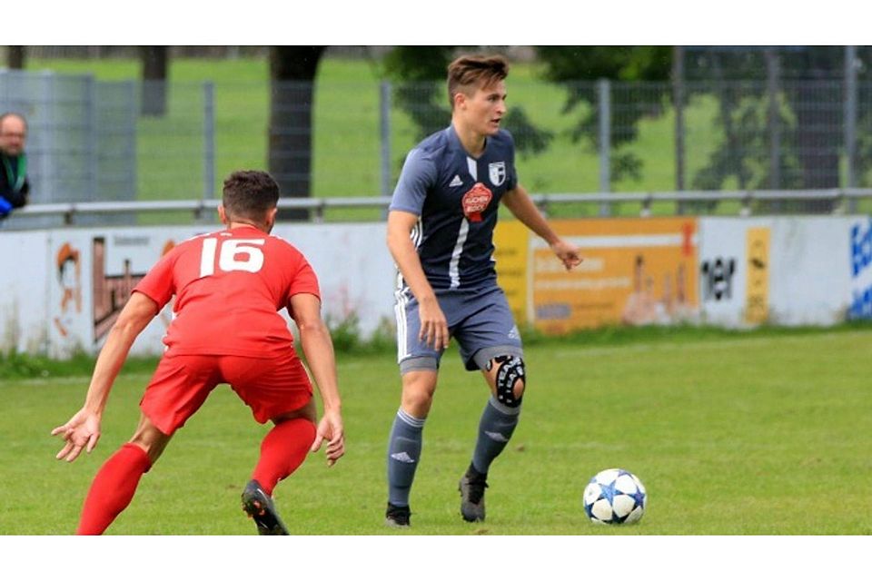 Jan Mathis (rechts, gegen Mochenwangens Marco Reinhardt) trifft mit dem TSV Meckenbeuren auf den Verfolger SV Beuren. Foto: Elke Obser