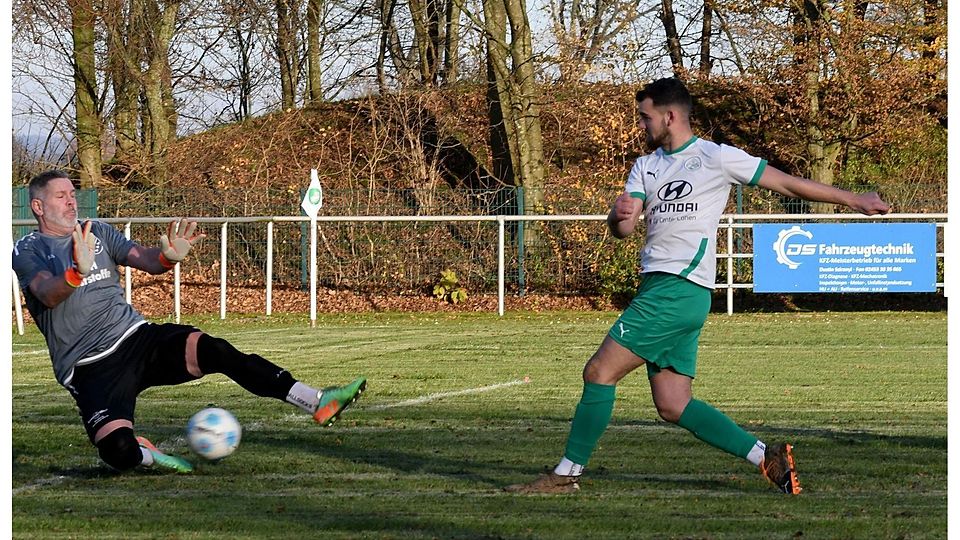 Yannik Schlömer (Würm-Lindern) lässt gleich zu Beginn eine große Chance aus. „Altmeister“ Mike Kyek im Kückhovener Tor pariert hervorragend.