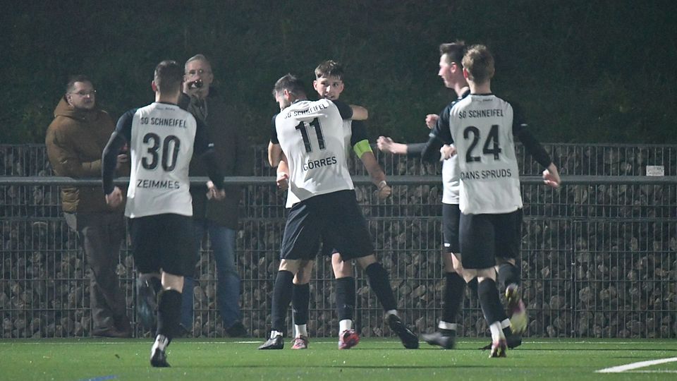 Hier lässt sich Schneifel-Kapitän Philipp Bauer (Mitte, Hintergrund) für seinen Treffer zum 0:2 feiern.