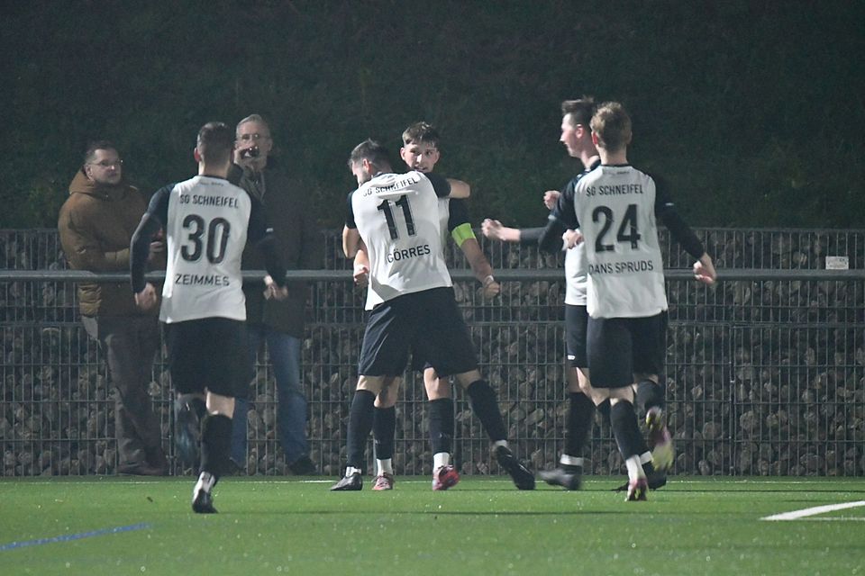 Hier lässt sich Schneifel-Kapitän Philipp Bauer (Mitte, Hintergrund) für seinen Treffer zum 0:2 feiern.