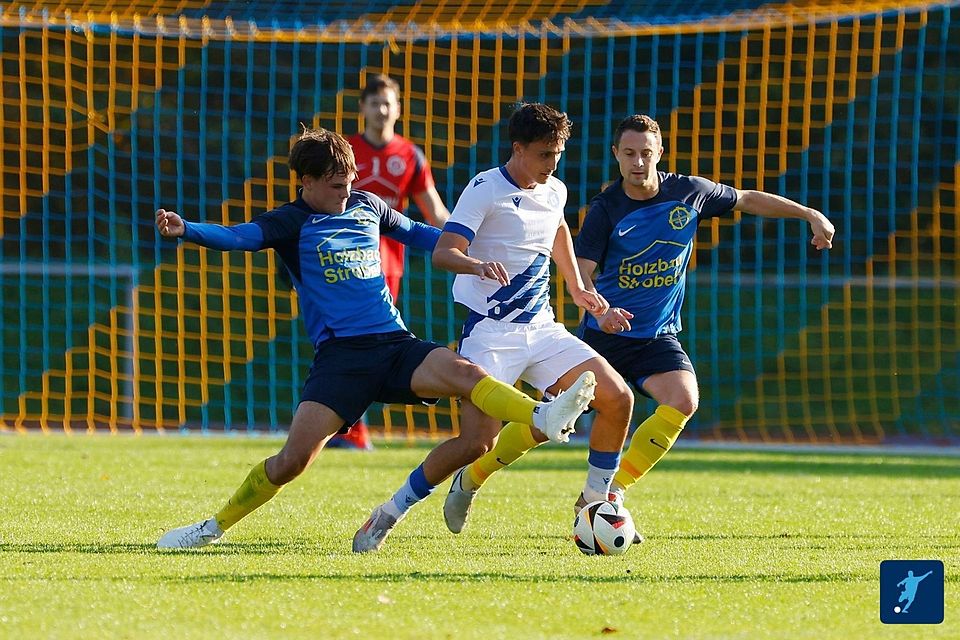 Mühlhausen (blau-gelb) bleibt dem KSC II (weiß-blau) dicht auf den Fersen.