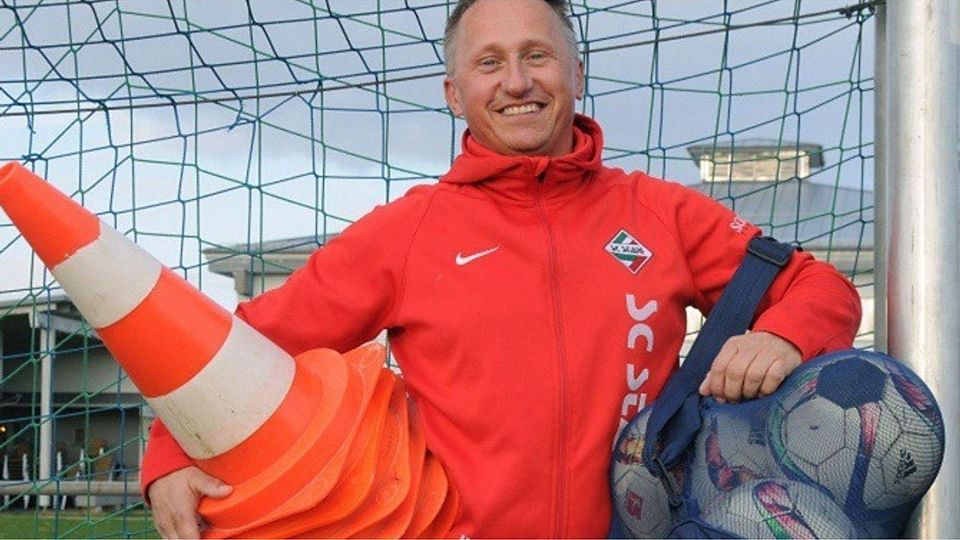 Trainer der Gastgebermannschaft Blaustein: Jochen Holl.  Rudi Apprich