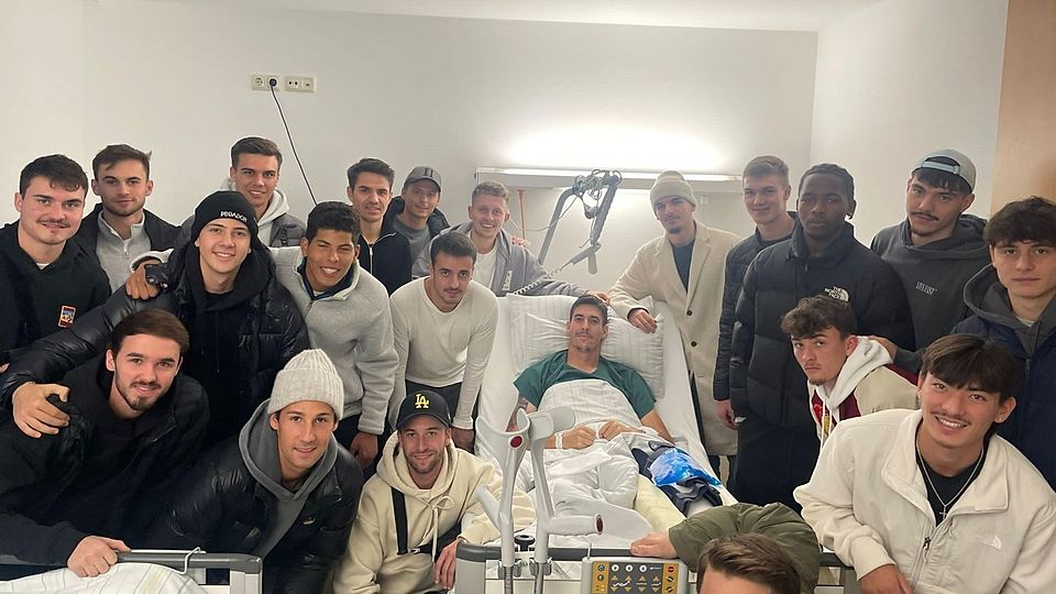 Statt einer Trainingseinheit besuchte der FC Pipinsried geschlossen ihren verletzten Kapitän Simon Rauscheder im Krankenhaus.
