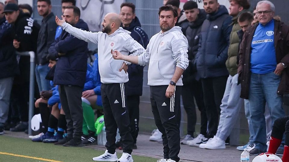 Hakan Tutkun und sein Assistent Reduan Azarkan (links neben ihm) sind in der vergangenen Woche von ihren Aufgaben als Trainerteam beim Türkischen SV entbunden worden. 