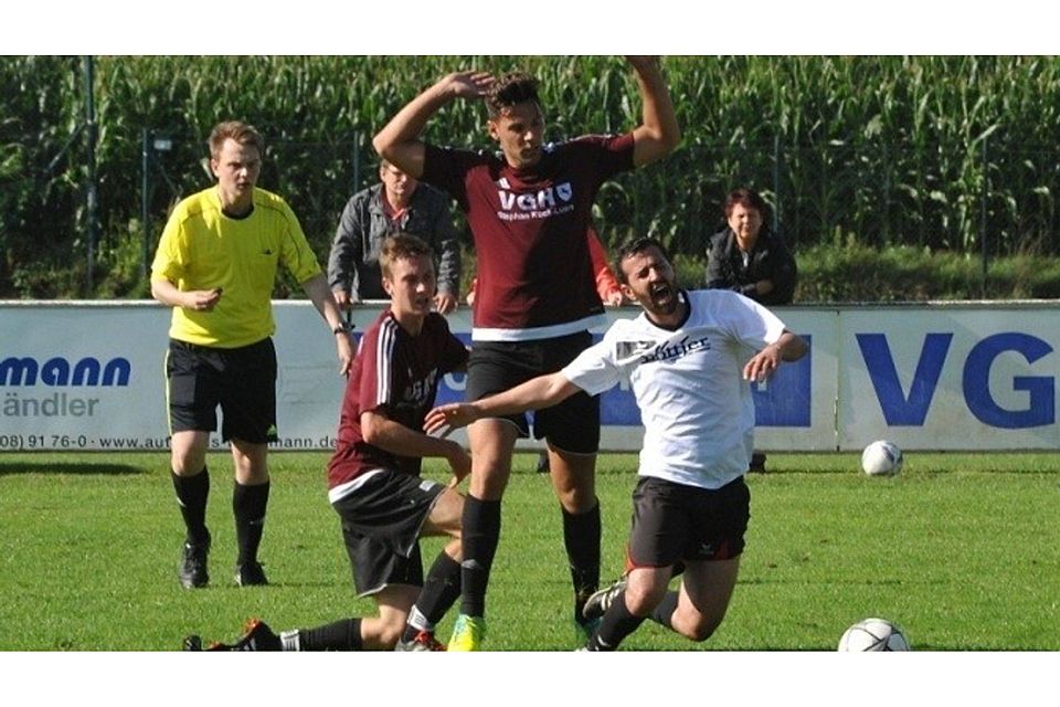 Nach 2:0-Führung ausgebremst: Der TSV Gnarrenburg - hier mit Yilmaz Akin (rechts) - kassierte eine 3:4-Heimpleite gegen Bülstedt. Foto Brinkmann