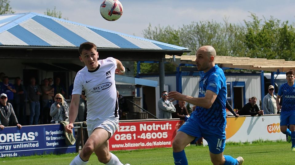 Lennart Thum (links) traf zwar in Karbach, doch das Tor zählte nicht.