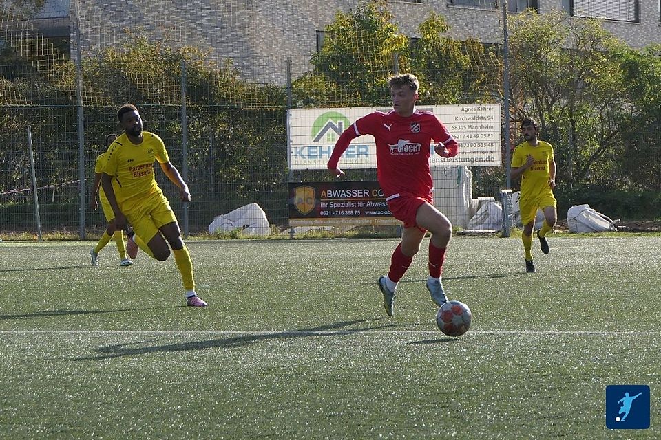 Die Ilvesheimer (rot) sind die größte Überraschung in der Mannheimer Kreisliga.