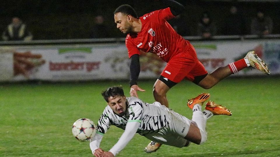 Voller Einsatz beim Süd-Derby: Der Echinger Ahmet Kolcu wird in dieser Szene von Neufahrns Erik Ogbebor zu Falll gebracht.