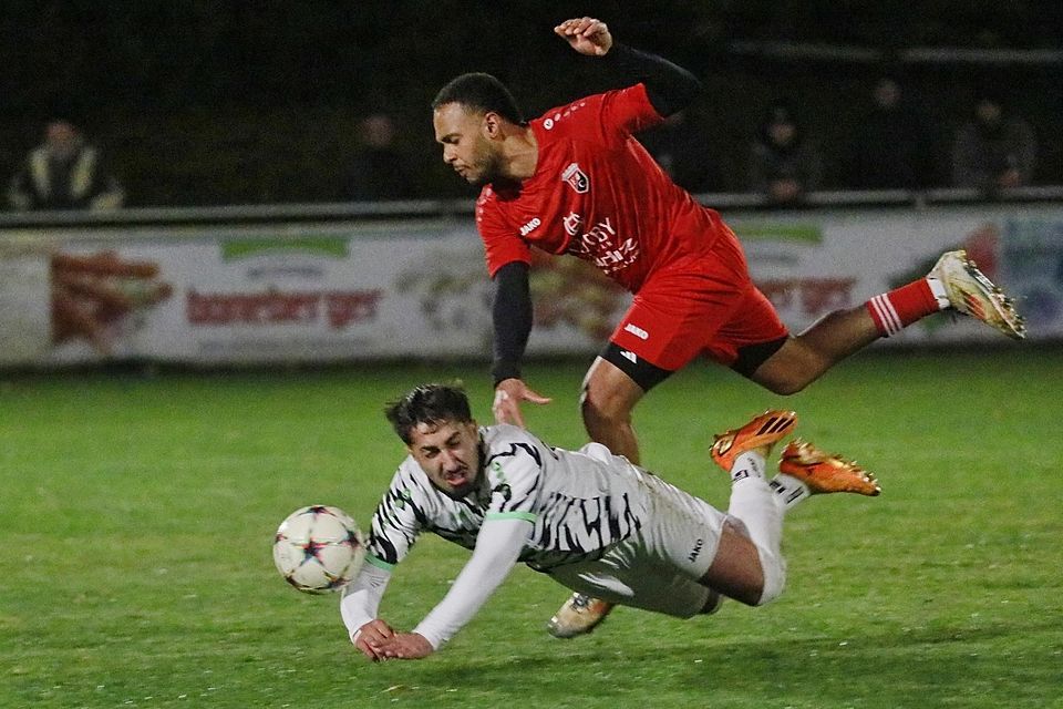 Voller Einsatz beim Süd-Derby: Der Echinger Ahmet Kolcu wird in dieser Szene von Neufahrns Erik Ogbebor zu Falll gebracht.