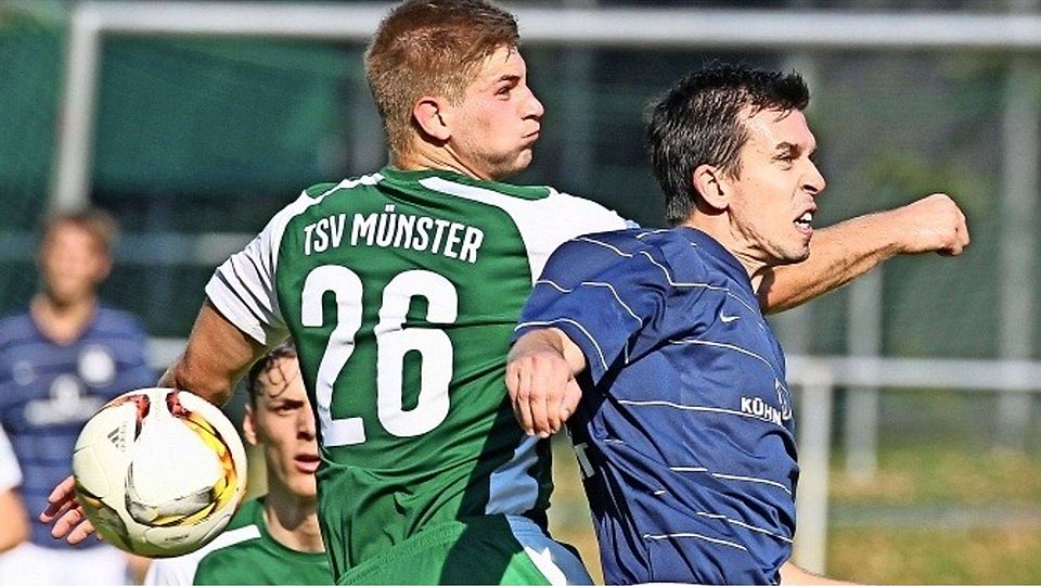 Jan Schwarz (links) und der TSV Münster wolle am kommenden Spieltag nicht die Orientierung verlieren . Foto: Holger Strehlow