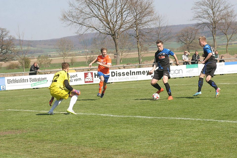 Das frühe 1:0: Paderborns Angreifer Marcel Rump (r.) hat einem Herforder Innenverteidiger soeben den Ball abgeluchst. Marcel Salokat schiebt nach fünf Minuten zur Führung ein. F: Heinemann