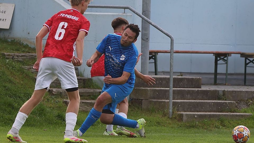 Mittendrin, statt nur noch draußen dabei: Wolfgang Stöckl (in blau) ist auch im Alter von 47 Jahren noch aktiv. Im Duell seiner Tettenweiser gegen den 1. FC Passau II gelang ihm nun sogar der Siegtreffer für sein Team.