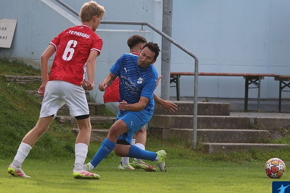 Mittendrin, statt nur noch draußen dabei: Wolfgang Stöckl (in blau) ist auch im Alter von 47 Jahren noch aktiv. Im Duell seiner Tettenweiser gegen den 1. FC Passau II gelang ihm nun sogar der Siegtreffer für sein Team.