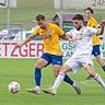 Bayenrliga-Aufsteiger SpVgg Landshut (weiße Trikots) bleibt auch im vierten Spiel in Folge ohne Niederlage - und das gegen den wohl ambitioniertesten Liga-Gegner FC Pipinsried.