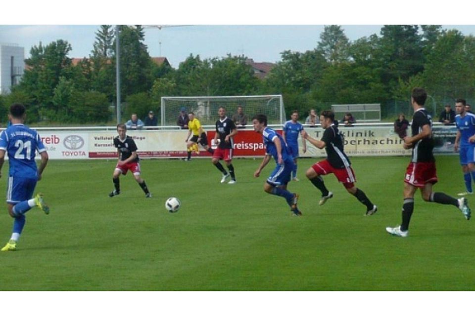 Noch etwas schwer getan haben sich die Landesliga-Fußballer des blau gekleideten FC Deisenhofen, hier Vincent Friedrich am Ball, beim 0:0 im Heimspiel gegen den TuS 1860 Pfarrkirchen. FOTOS: UMBERTO SAVIGNANO