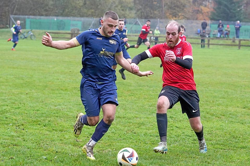 Zu wenig gute Chancen haben sich die Monheimer Kicker um Florian Scheuenpflug (rechts) im Heimspiel gegen die SG Ebermergen (links Marco Rühl) erarbeitet und folgerichtig 0:1 verloren.