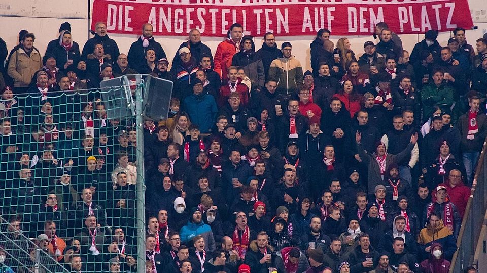 2300 Fans sahen im Unterhachinger Sportpark das Derby. Darunter auch viele Fans des FC Bayern.