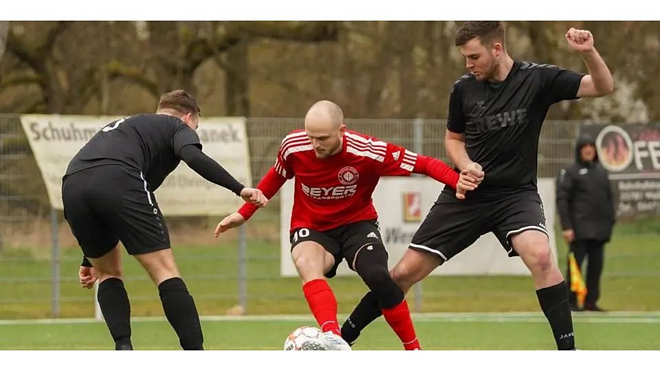 Theo Textor (M.) schürt beim 3:0-Erfolg seines TV Dornholzhausen bei der SG Ehringshausen/Dillheim II einen Doppelpack. © Isabel Althof