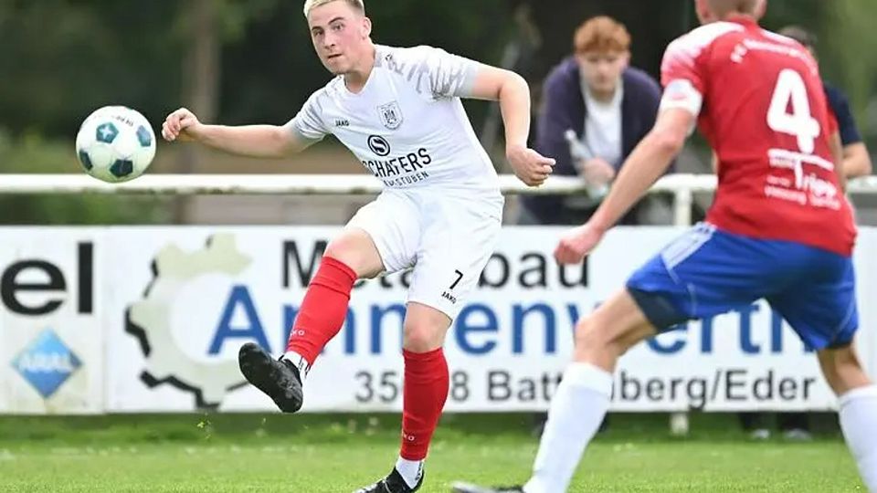 Constantin Gass (hier im Testspiel beim FC Ederbergland am Ball), Neuzugang vom FC Angelburg, hofft in Schröck auf sein Punktspieldebüt im Trikot des VfL Biedenkopf. © Jens Kaliske