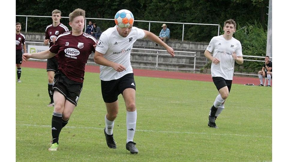 Zwei Torschützen im direkten Duell: Links Nils Themann vom TSV Armsheim, der Jannis Neumann verfolgt. Neumann war im Endspiel Saulheims Matchwinner.	Foto: pakalski-press/Axel Schmitz