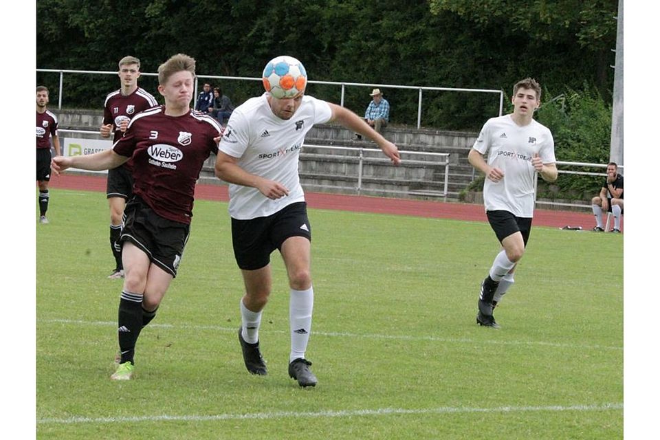 Zwei Torschützen im direkten Duell: Links Nils Themann vom TSV Armsheim, der Jannis Neumann verfolgt. Neumann war im Endspiel Saulheims Matchwinner.	Foto: pakalski-press/Axel Schmitz