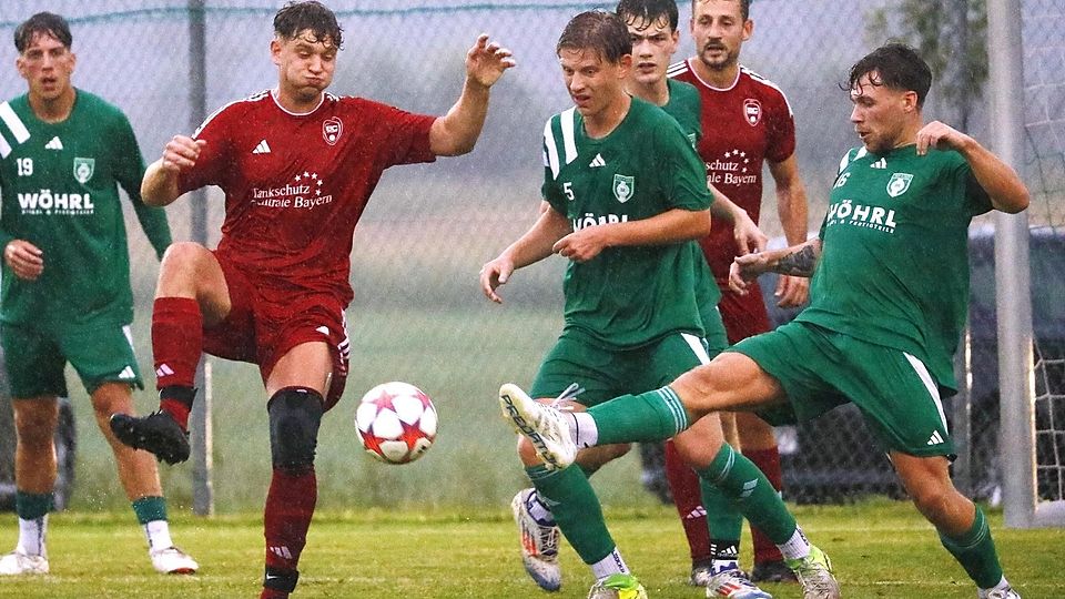 Ein ungleiches Duell war das Testspiel zwischen dem SVA Palzing (grün) und dem BC Attaching (rot).