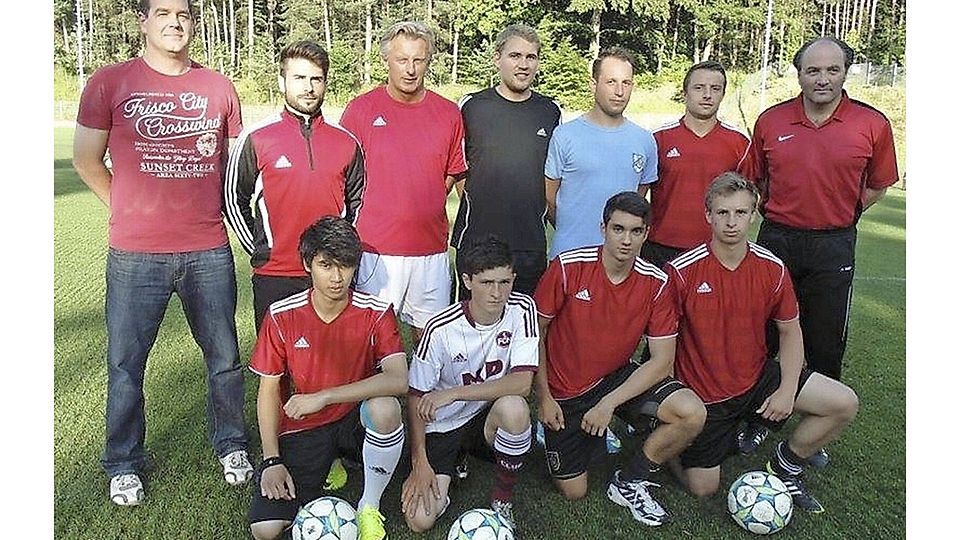 Abteilungsleiter Stefan Lettenbauer (hinten v. li.), Trainer Yilmaz Topcu, Co-Trainer Michael Laberer und die neuen ?Siedler? Frederic Schmeissner, Michael Meier, Kuno Kessler, Ralf Peter; (vo. v. li.) Weera Songsap, Sascha Hartl, Tobias Bierschneider, André Distler. Foto: Samberger