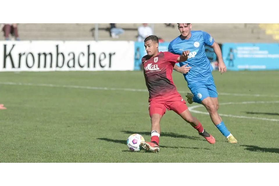 Im Hinspiel mit einem Platzverweis bestraft, möchten Nicola Arcanjo Köhler (l.) und der FC Gießen es nun besser machen in der Fußball-Regionalliga Südwest. Es geht gegen den Göppinger SV. (Archivfoto) © Harald Friedrich