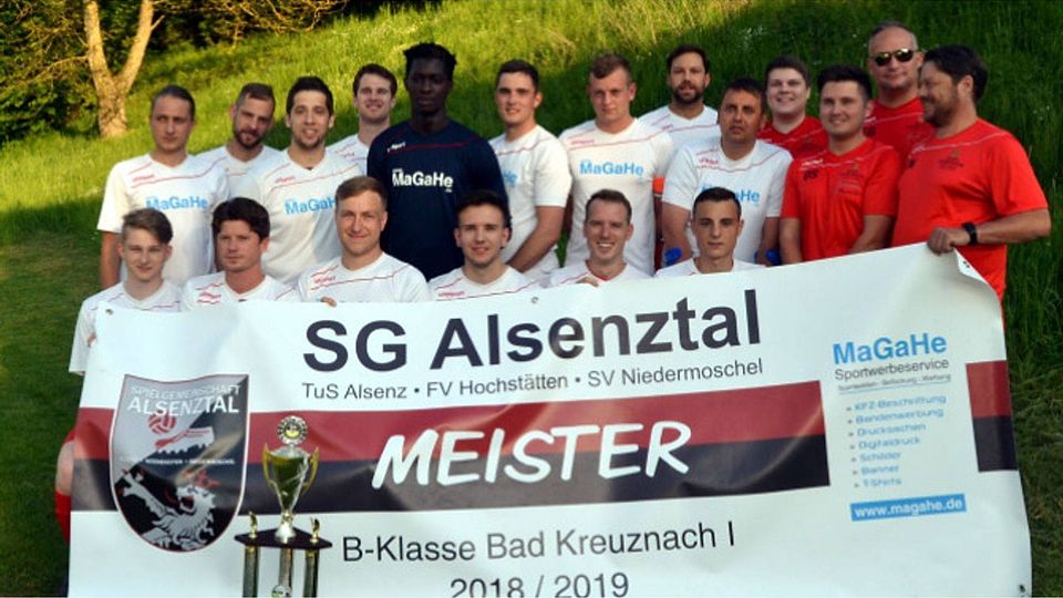 Auf dem Bild:  Sven Schenk, Tobias Weiss, Dennis-Marcel Weber, Jagne Bubacarr, Tom Schmid, Lars Klein, Florian Kreischer, Martin Landfried, Markus Porr, Tim Rahn, Falko Führer, Ralf Guckeisen, Martin Mayer, Eric Helmut Greisner, Eric Gillmann, Dominik Schneider, Exil Nix, Tim Klein-Harmeyer sowie Trainer Thomas Nix den Siegerpokal und das Meister-Banner.    Foto: Heidi Sturm