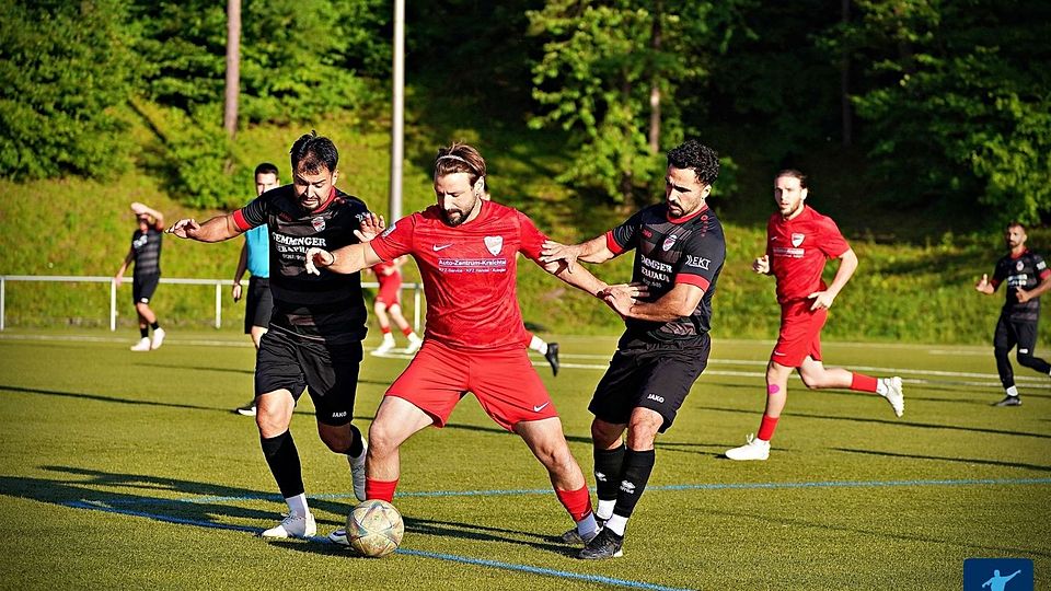 Mit vereinten Kräften wollen die Eppinger (schwarz) am Freitag drei Punkte zum Feiertag.