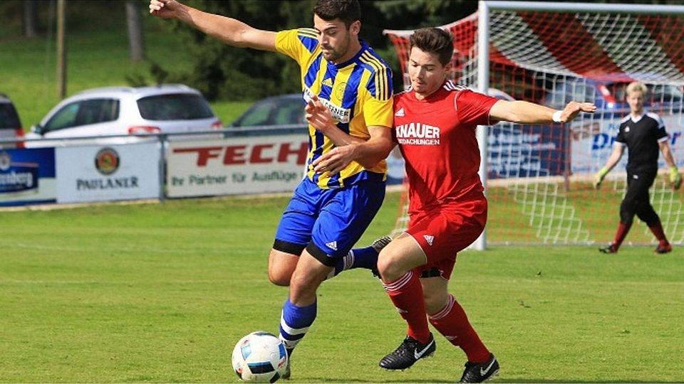 Der Meßkircher Dominik Weiß (links) im Laufduell mit Paul Bischof vom FC Überlingen II. Die Partie endete 1:1 unentschieden. Foto: Karl-Heinz Bodon