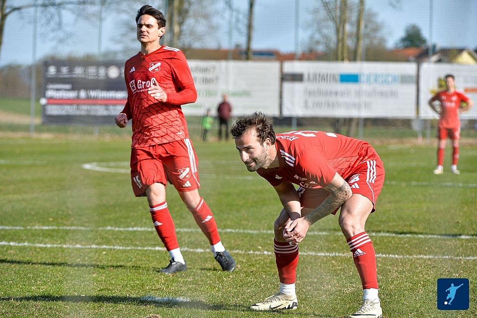 Gibt`s doch nicht! Senad Sallaku (re.) nach seinem verschossenen Elfmeter gegen Tittling. Der Primus musste eine knifflige Aufgabe lösen.