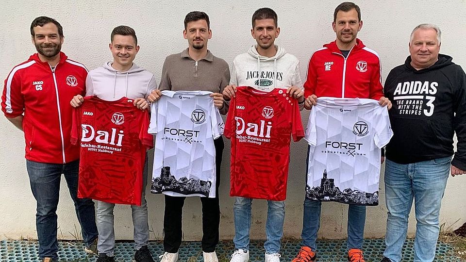 Abteilungsleiter Christoph Schärtl (links) begrüßt die Neuzugänge (von links) Andreas Richter, Matthias Kurz und Philipp Magerl, den neuen Spielertrainer Ralph Egeter sowie den neuen Sportlichen Leiter Jürgen Eichhammer.