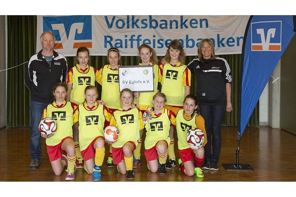 Frischgebackener Landes-Hallenmeister: die Fußball-D-Juniorinnen des SV Eglofs. verein