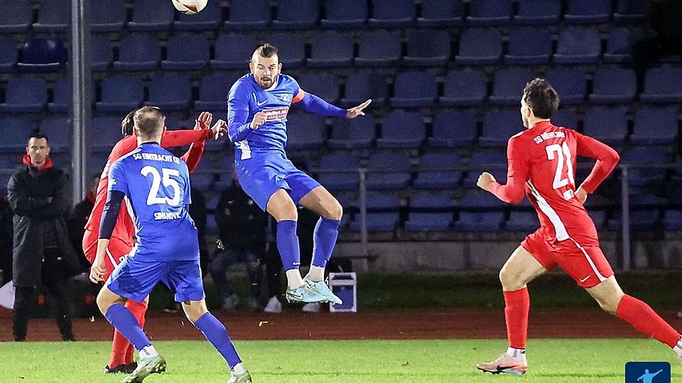 Die SG Eintracht Bad Kreuznach (blaue Trikots) kann ihr Heimspiel gegen den SV Steinwenden mit 6:1 gewinnen.
