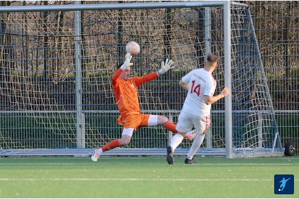 Zülpich Stürmer Marcel Blum lässt SSV Keeper Daniel Arndt keine Chance und erzielt Eins seiner Drei Tore beim gestrigen 2:6 Erfolg seiner Mannschaft in Weilerswist 