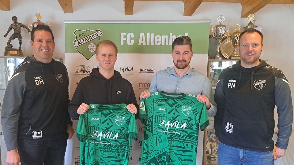 Von links nach rechts: Dominik Holterhof (erster Vorsitzender des FC Altenhof), Jens Solbach (neuer Co-Trainer), Steffen Öhm (neuer Trainer) und Patrick Nies (sportlicher Leiter)