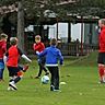 Einer der Vorreiter im Wormser Jugendfußball: Wie hier bei der F-Jugend des Vereins und Trainer Adrian Sroka, liegen die Prioritäten des TuS Hochheim auf der eigenen Nachwuchsarbeit.	