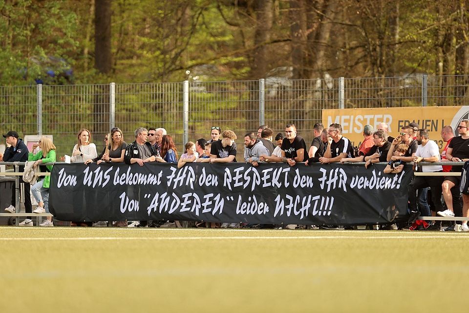 Mit einem Banner verschafften sich einige Fans der FSG Ehrang/Pfalzel rund ums Rheinlandligaspiel gegen die SG Schneifel Luft. Damit wollten sie ganz offenbar die mangelnde Wertschätzung der Spieler durch Verantwortliche der FSG kritisieren